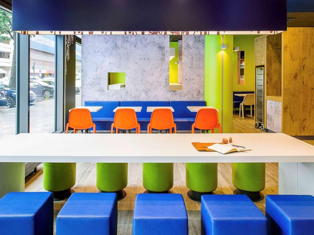 Ibis Budget Lyon Est Beynost Restaurant foto